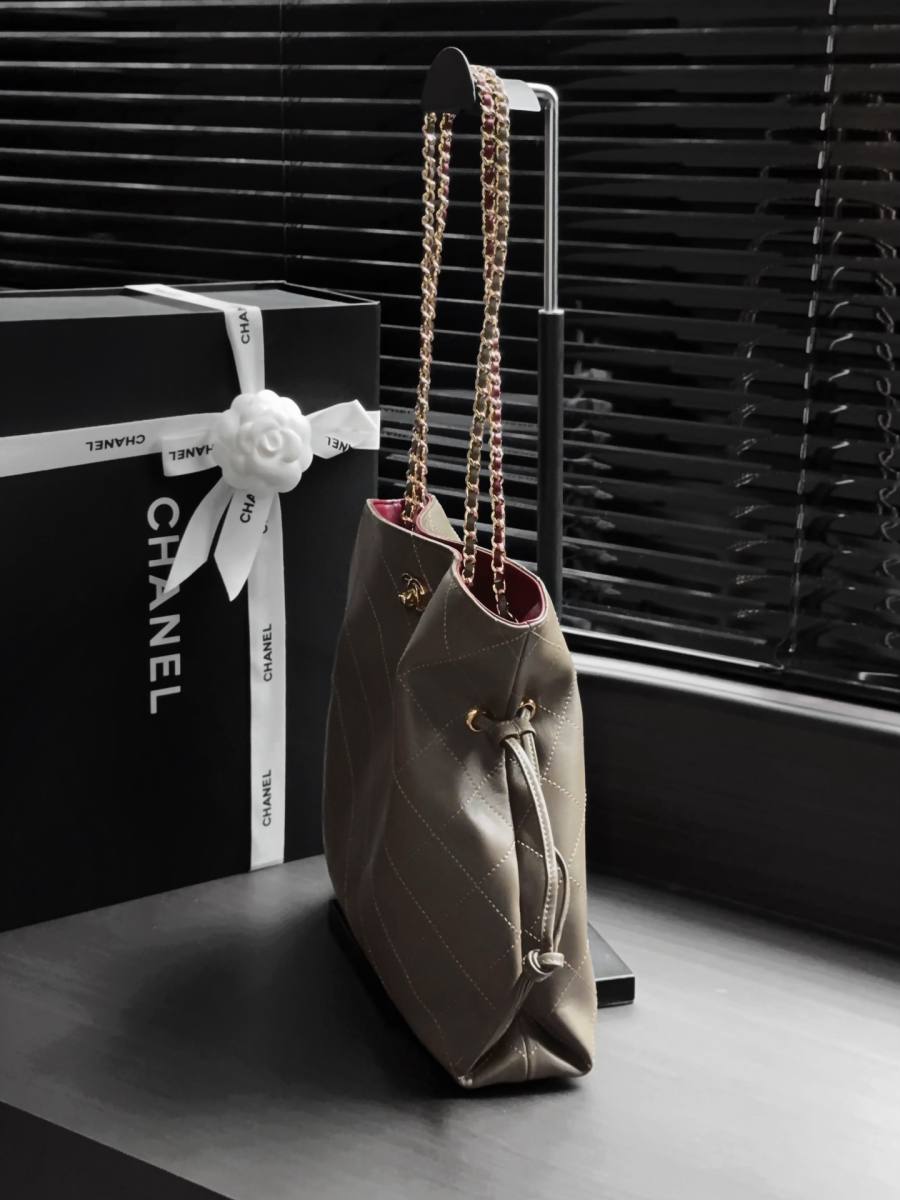 Chanel Tote 33 x 26 x 12 2E15