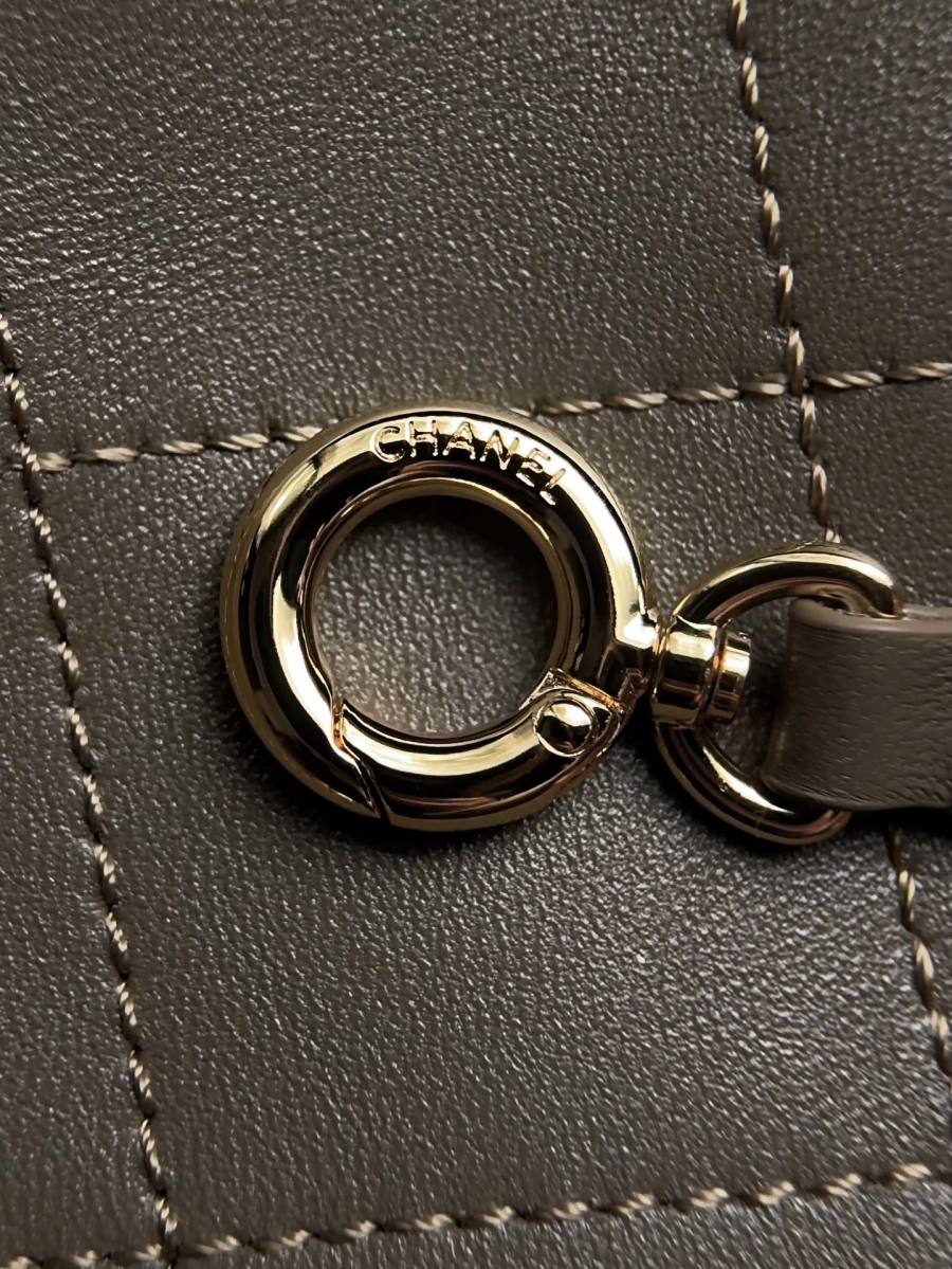 Chanel Tote 33 x 26 x 12 2E15