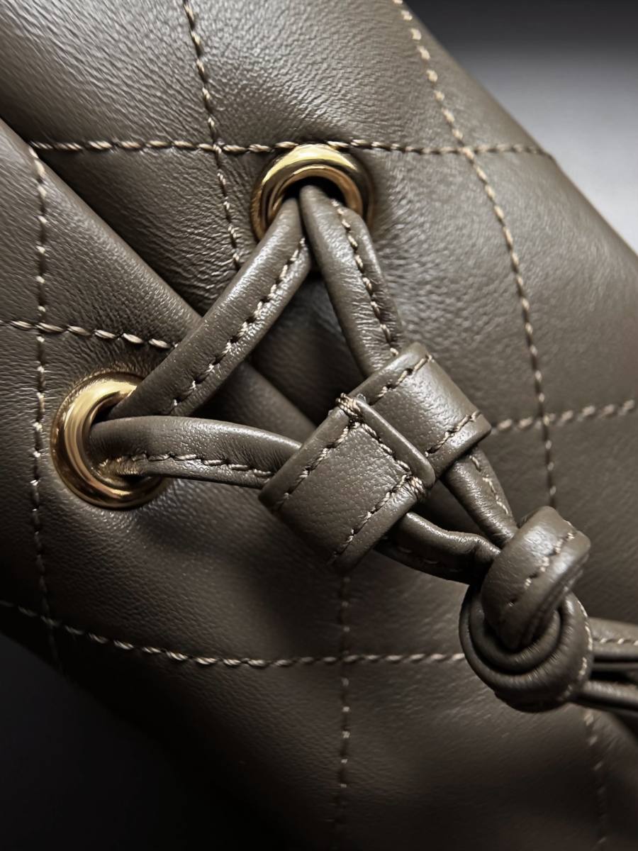 Chanel Tote 33 x 26 x 12 2E15