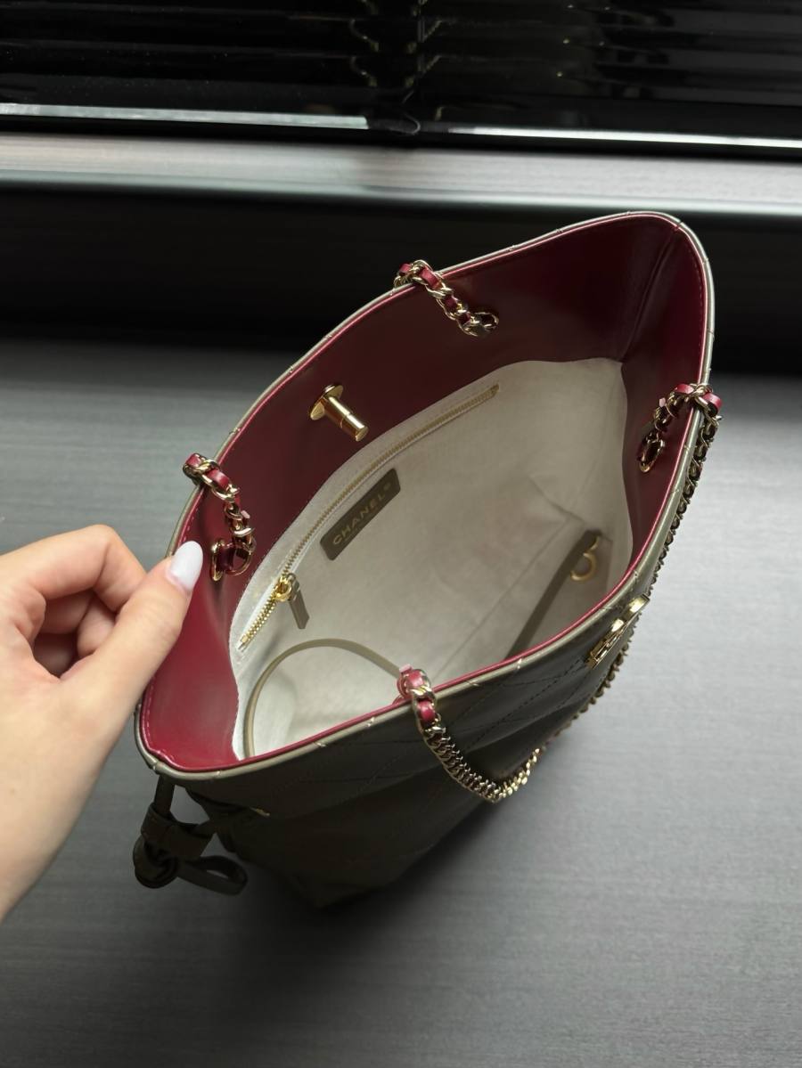 Chanel Tote 33 x 26 x 12 2E15