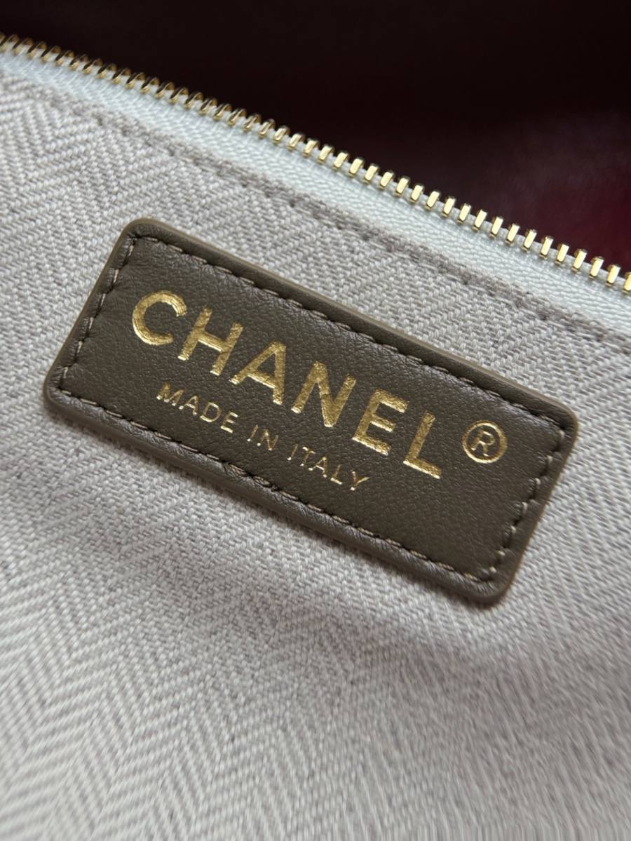 Chanel Tote 33 x 26 x 12 2E15