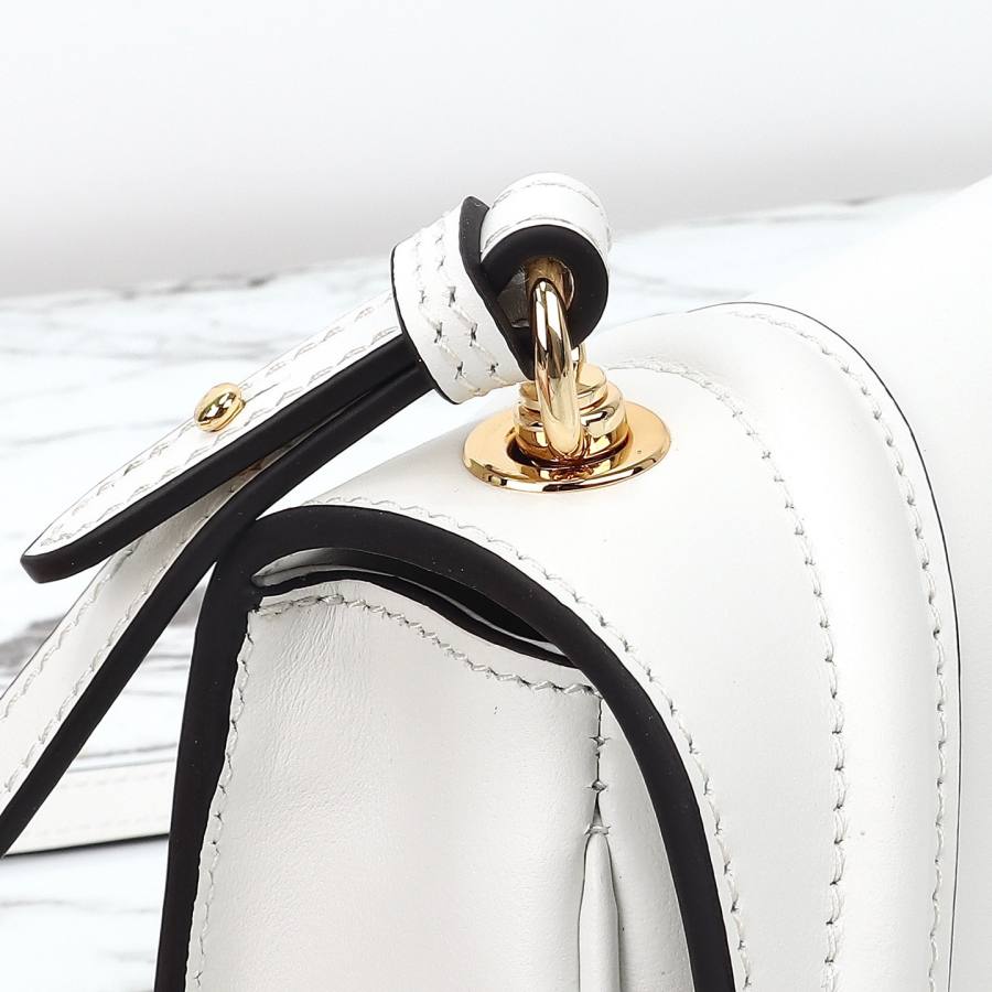 RP 3133000 Gucci 815700 White Leather 21.5x11x8 815700 FAC7