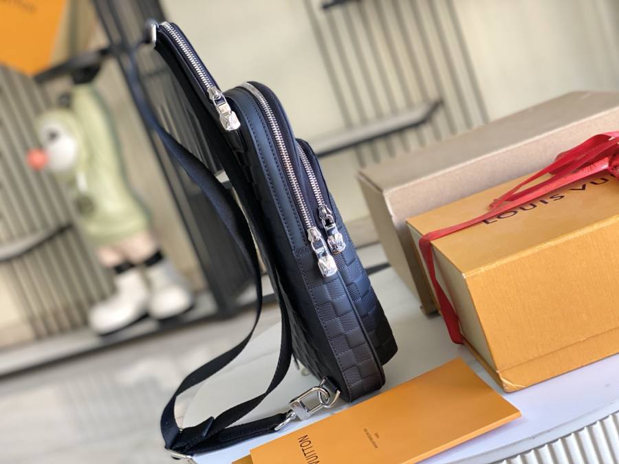 Louis Vuitton Avenue Slingbag M45303 20 x 31 x 7 608F