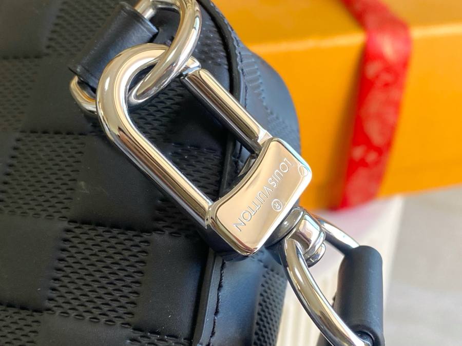 Louis Vuitton Avenue Slingbag M45303 20 x 31 x 7 608F