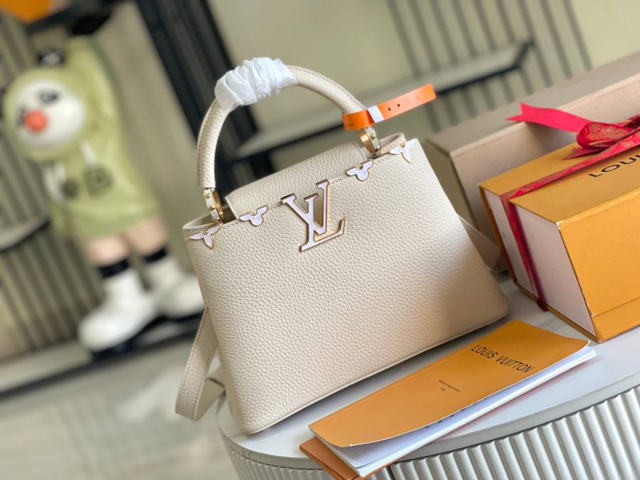 Louis Vuitton Capucines 143B