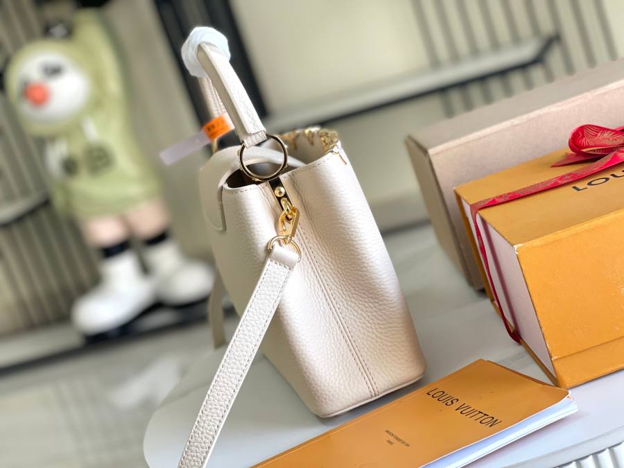 Louis Vuitton Capucines 143B