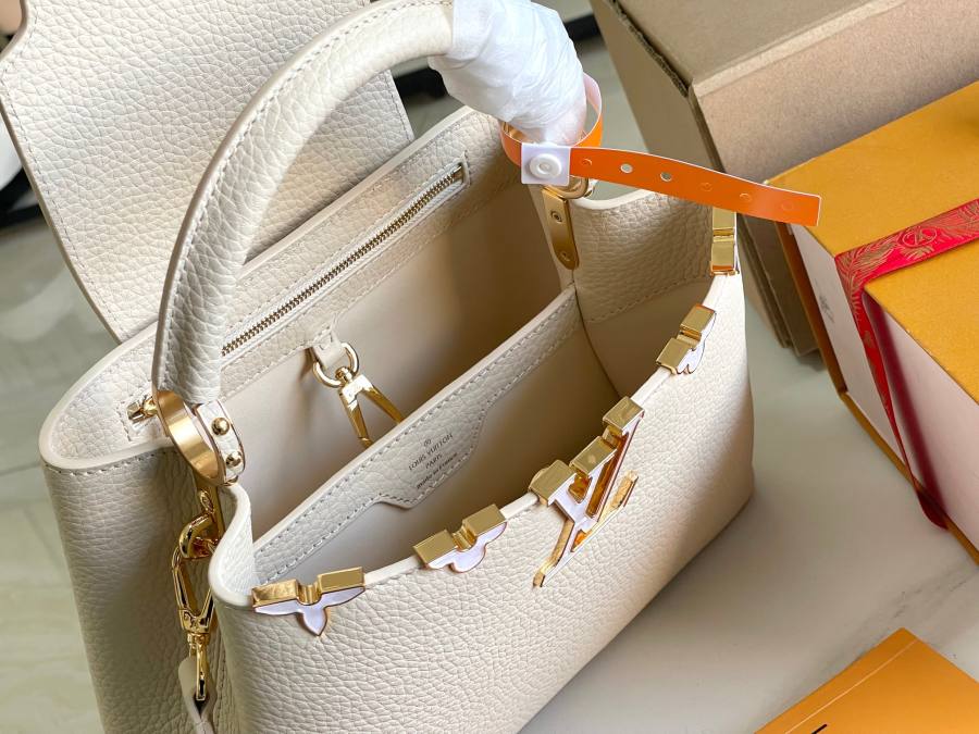 Louis Vuitton Capucines 143B
