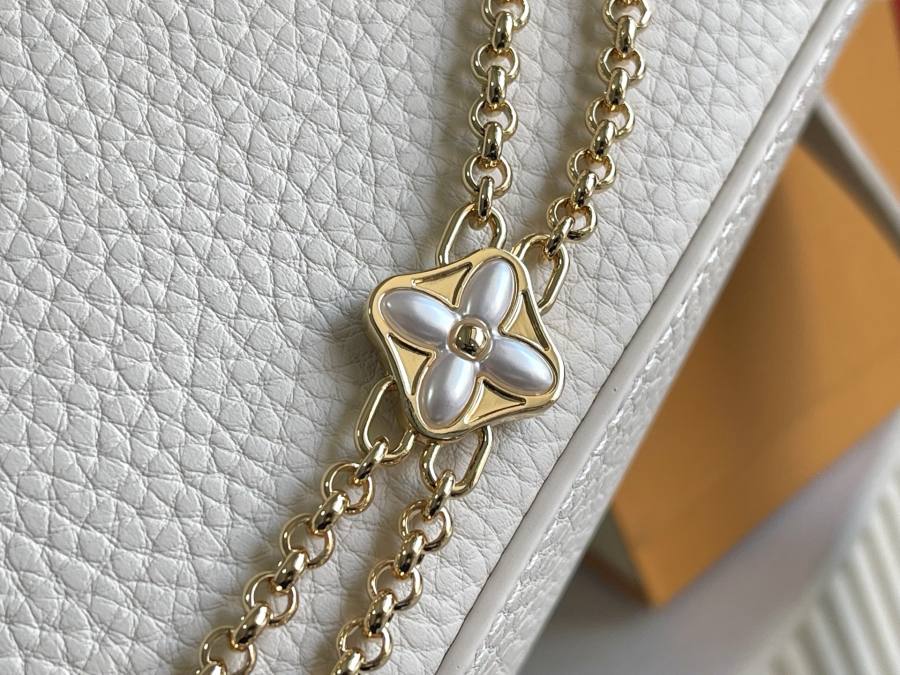 Louis Vuitton Capucines 4C72
