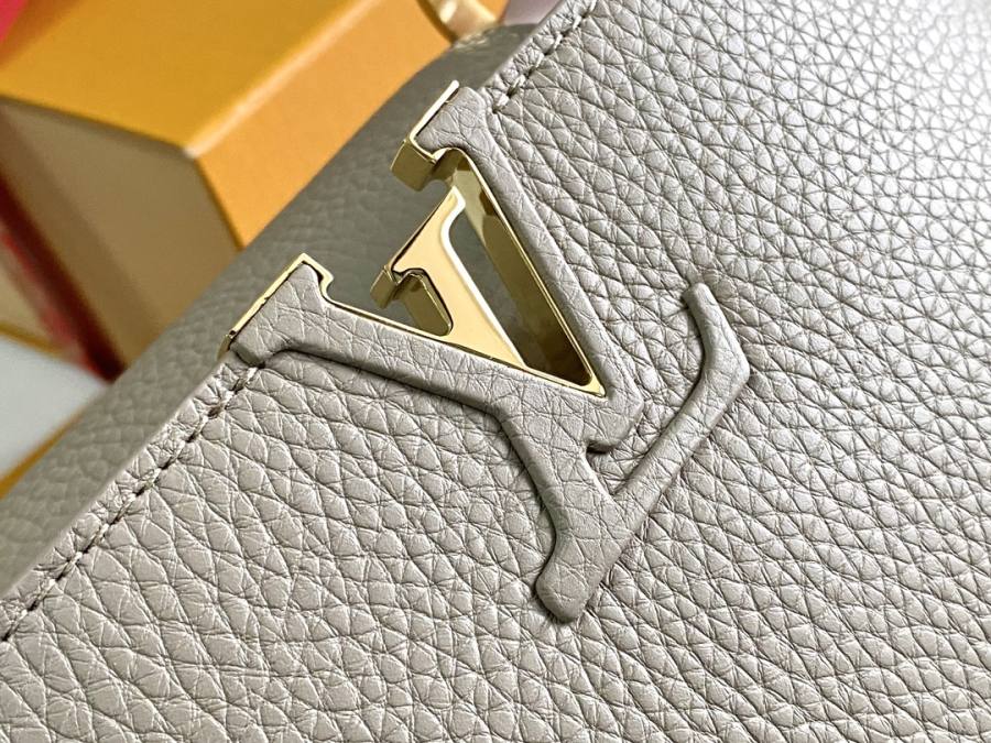 Louis Vuitton Capucines A01E