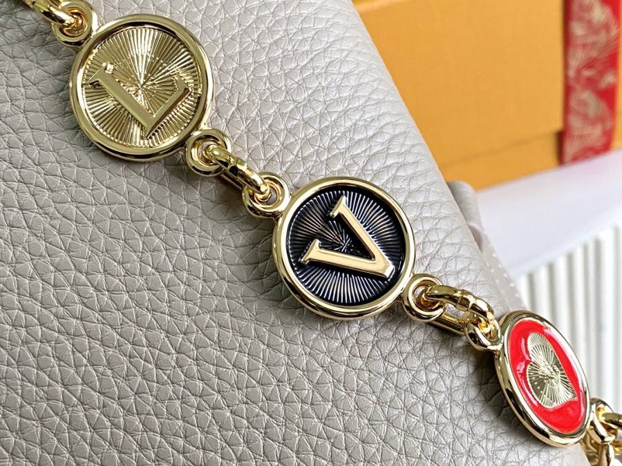 Louis Vuitton Capucines A01E