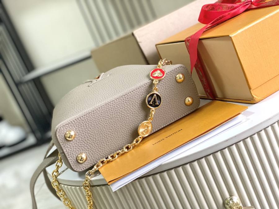 Louis Vuitton Capucines A01E