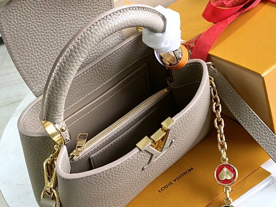 Louis Vuitton Capucines A01E