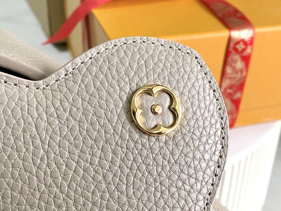 Louis Vuitton Capucines A01E