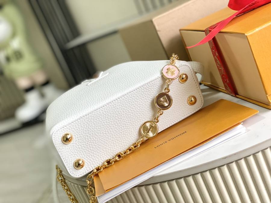 Louis Vuitton Capucines A546