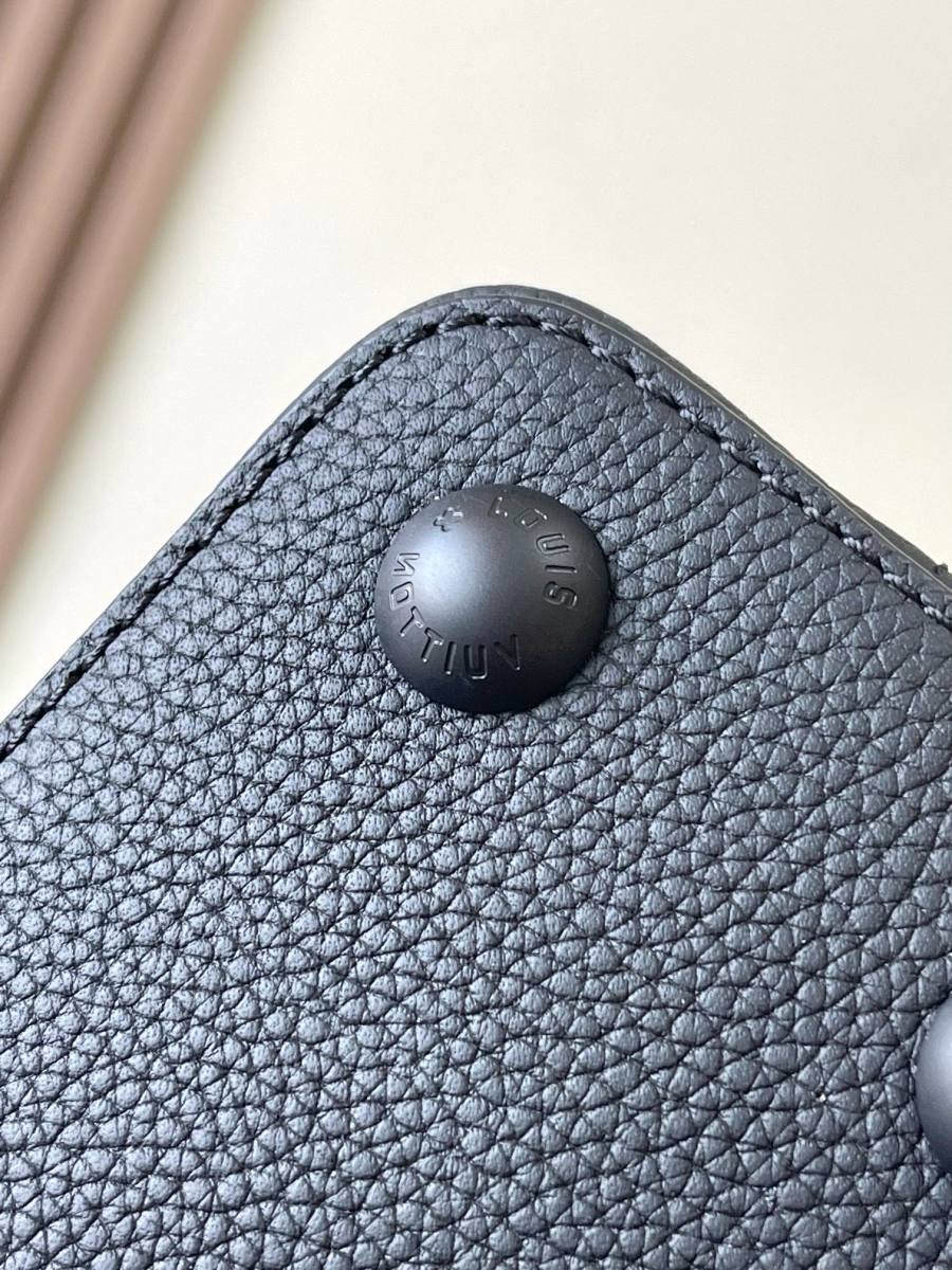 Louis Vuitton Capucines BB M25255 27 x 17.3 x 9 Black 4A9B