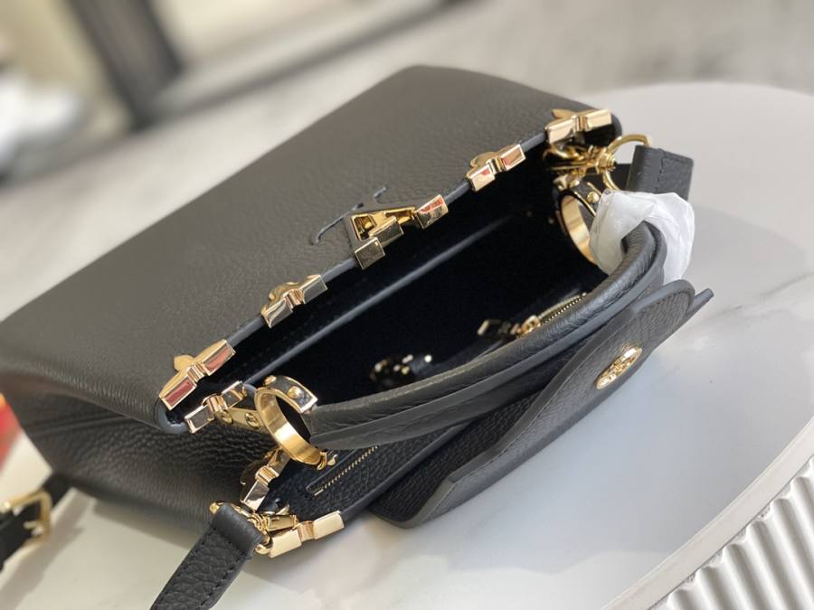 Louis Vuitton Capucines Black 2CB6