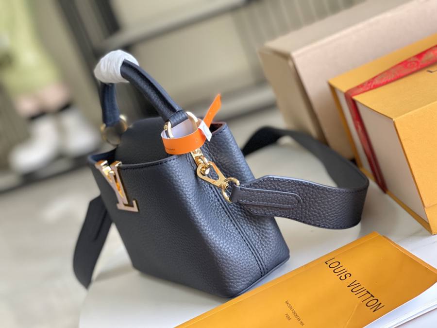 Louis Vuitton Capucines Blue A52B
