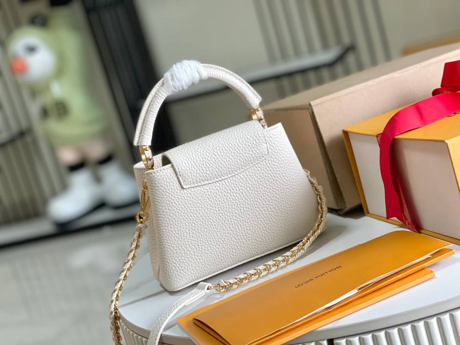 Louis Vuitton Capucines Cream F1C0