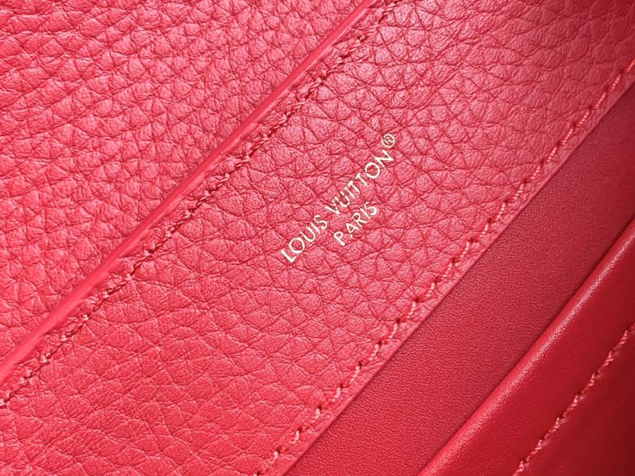 Louis Vuitton Capucines D437