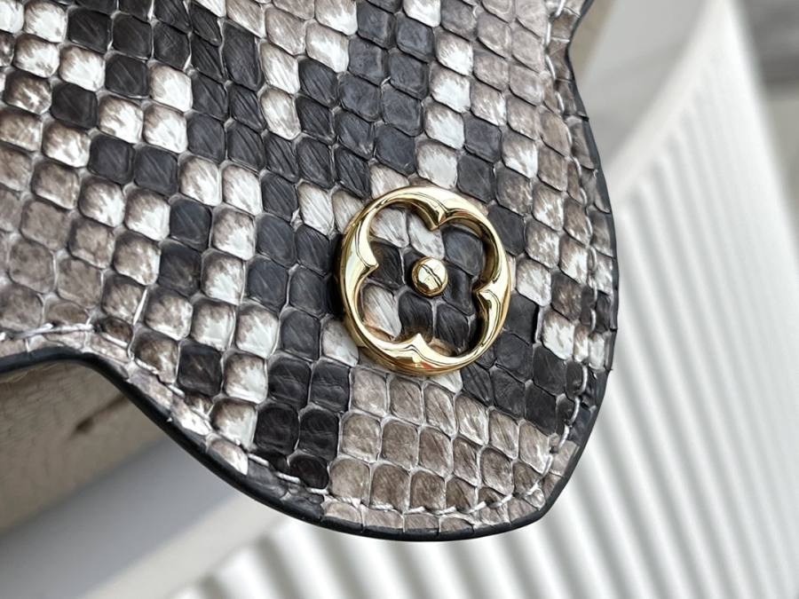 Louis Vuitton Capucines F810