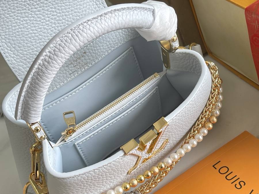 Louis Vuitton Capucines FB13