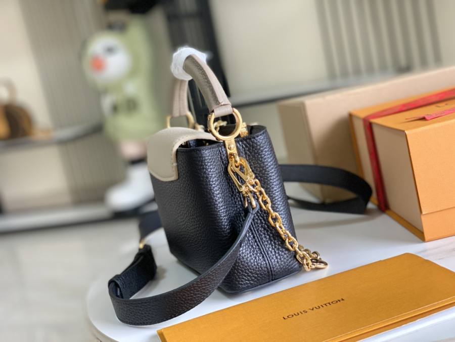 Louis Vuitton Capucines MM M25386 31 x 20 x 11 Black A802
