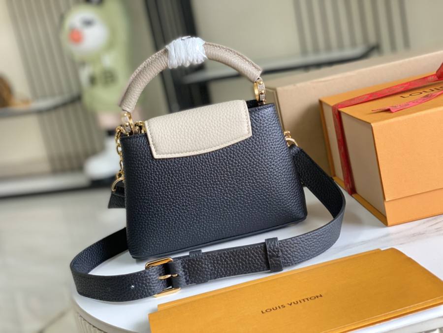 Louis Vuitton Capucines MM M25386 31 x 20 x 11 Black A802