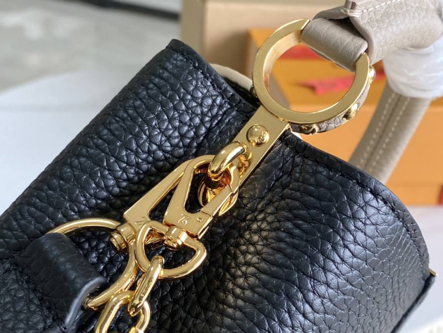 Louis Vuitton Capucines MM M25386 31 x 20 x 11 Black A802