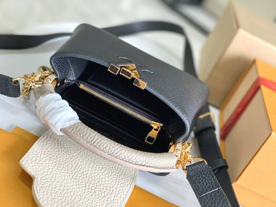 Louis Vuitton Capucines MM M25386 31 x 20 x 11 Black A802