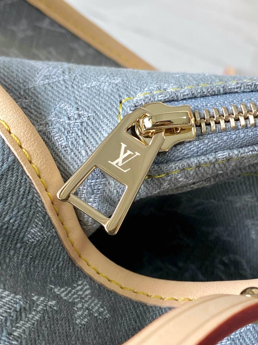 Louis Vuitton CarryAll MM M13289 39 x 3 80B7
