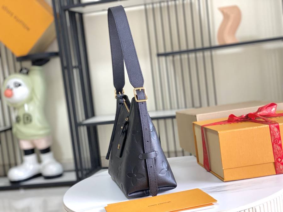 Louis Vuitton CarryAll PM M46288 29.5 x 24 x 12 831C