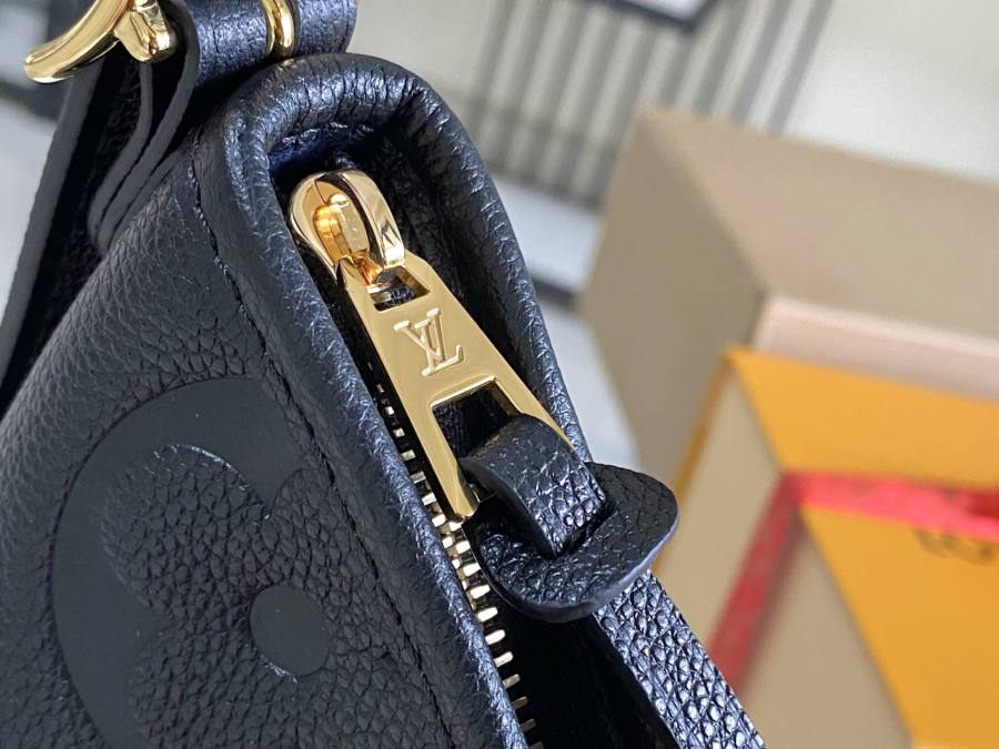 Louis Vuitton CarryAll PM M46288 29.5 x 24 x 12 831C