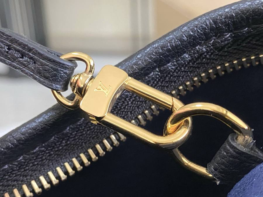 Louis Vuitton CarryAll PM M46288 29.5 x 24 x 12 831C