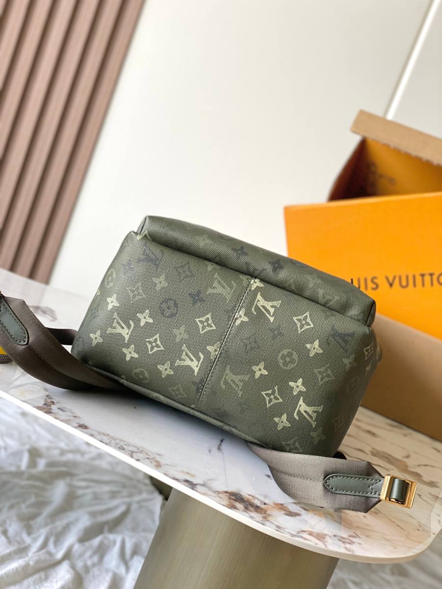 Louis Vuitton Christopher M29769 29 x 38 x 20 FB11