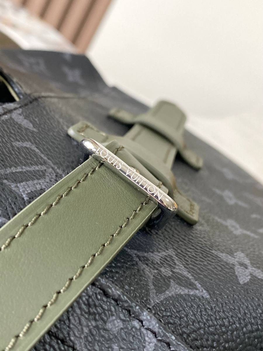 Louis Vuitton Christopher MM M28633 38 x 44 x 12 03F3