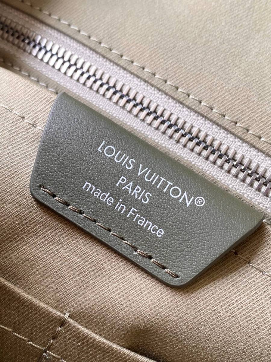 Louis Vuitton Christopher MM M28633 38 x 44 x 12 03F3