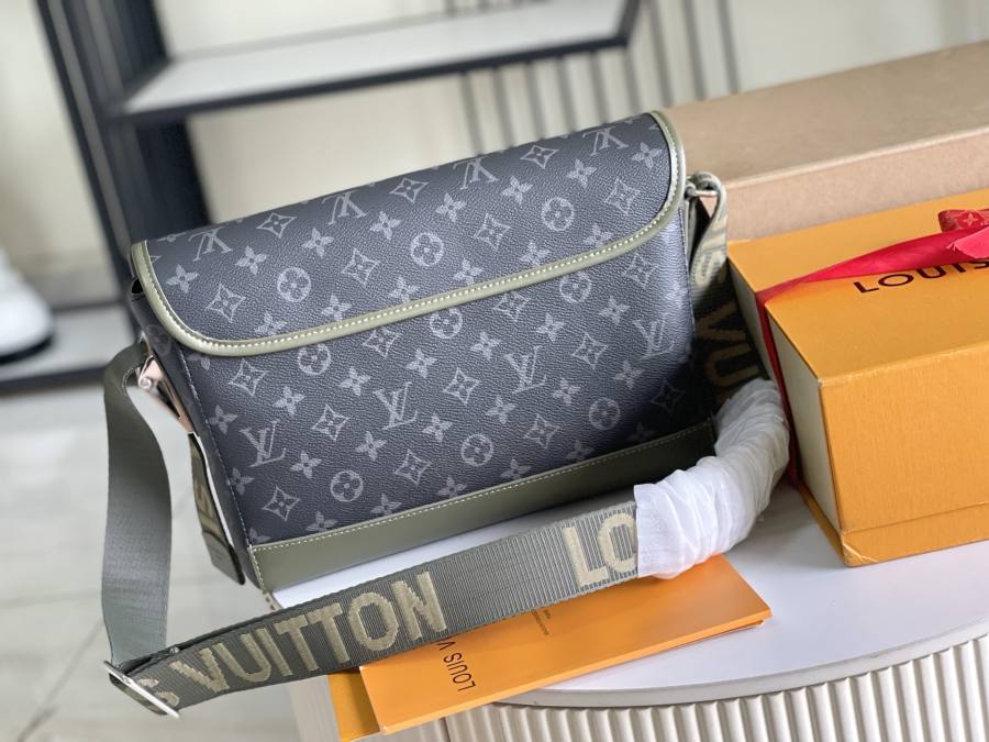 Louis Vuitton Courrier M28629 37 x 27 x 12 809E