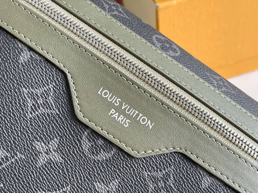 Louis Vuitton Courrier M28629 37 x 27 x 12 809E
