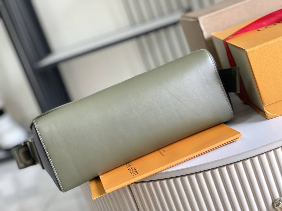 Louis Vuitton Courrier M28629 37 x 27 x 12 809E