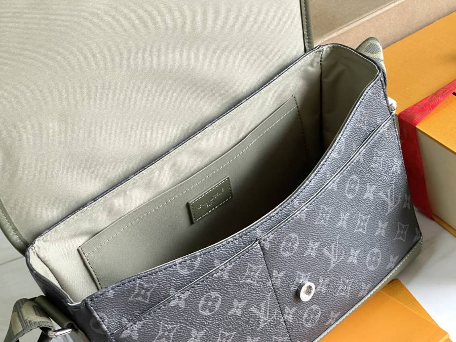 Louis Vuitton Courrier M28629 37 x 27 x 12 809E