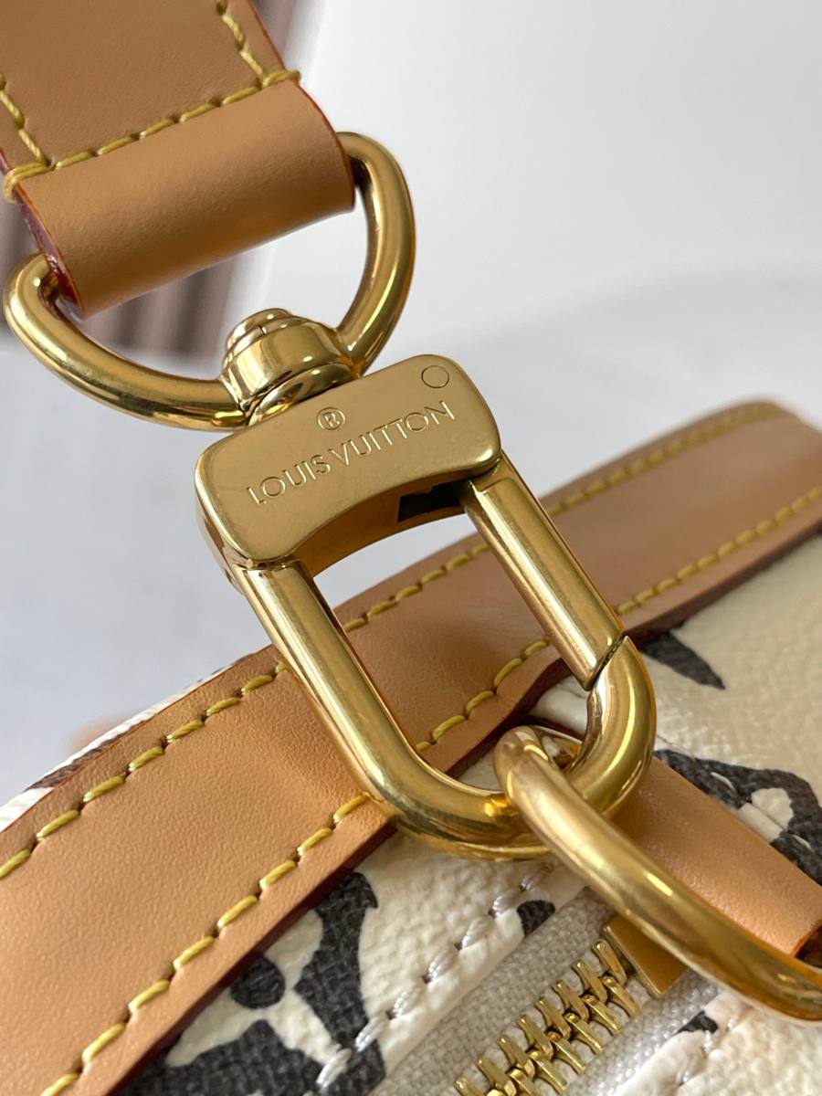 Louis Vuitton Envelope 7B13