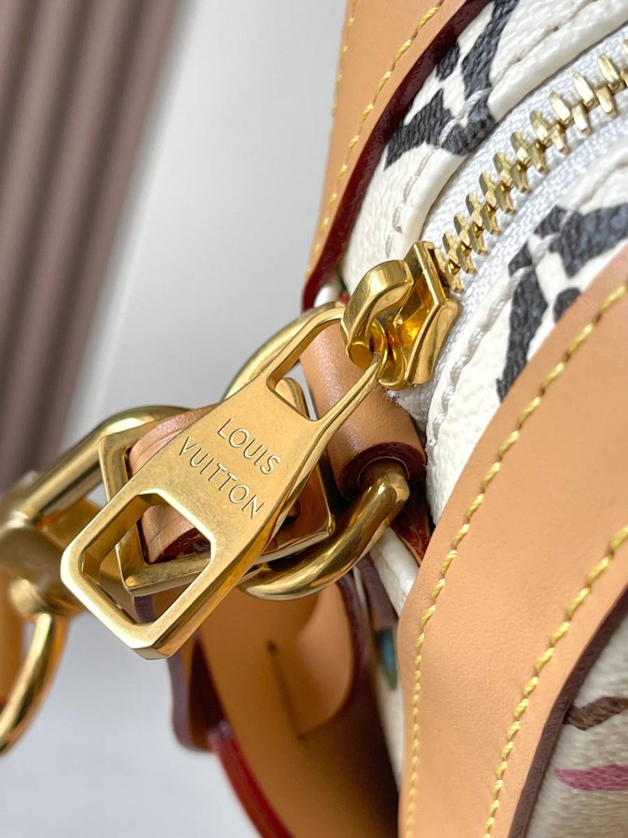 Louis Vuitton Envelope 7B13