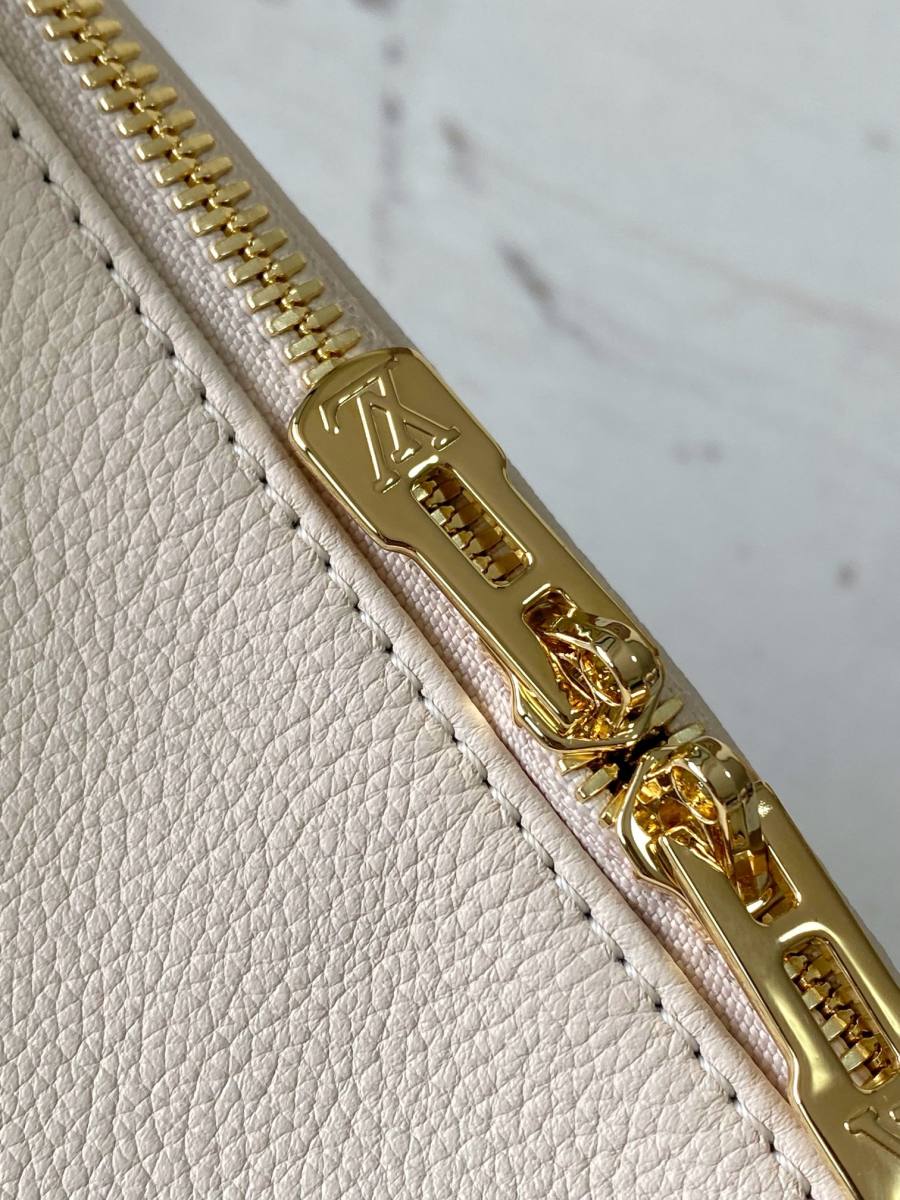 Louis Vuitton Express M2A393 17 x 13. B595