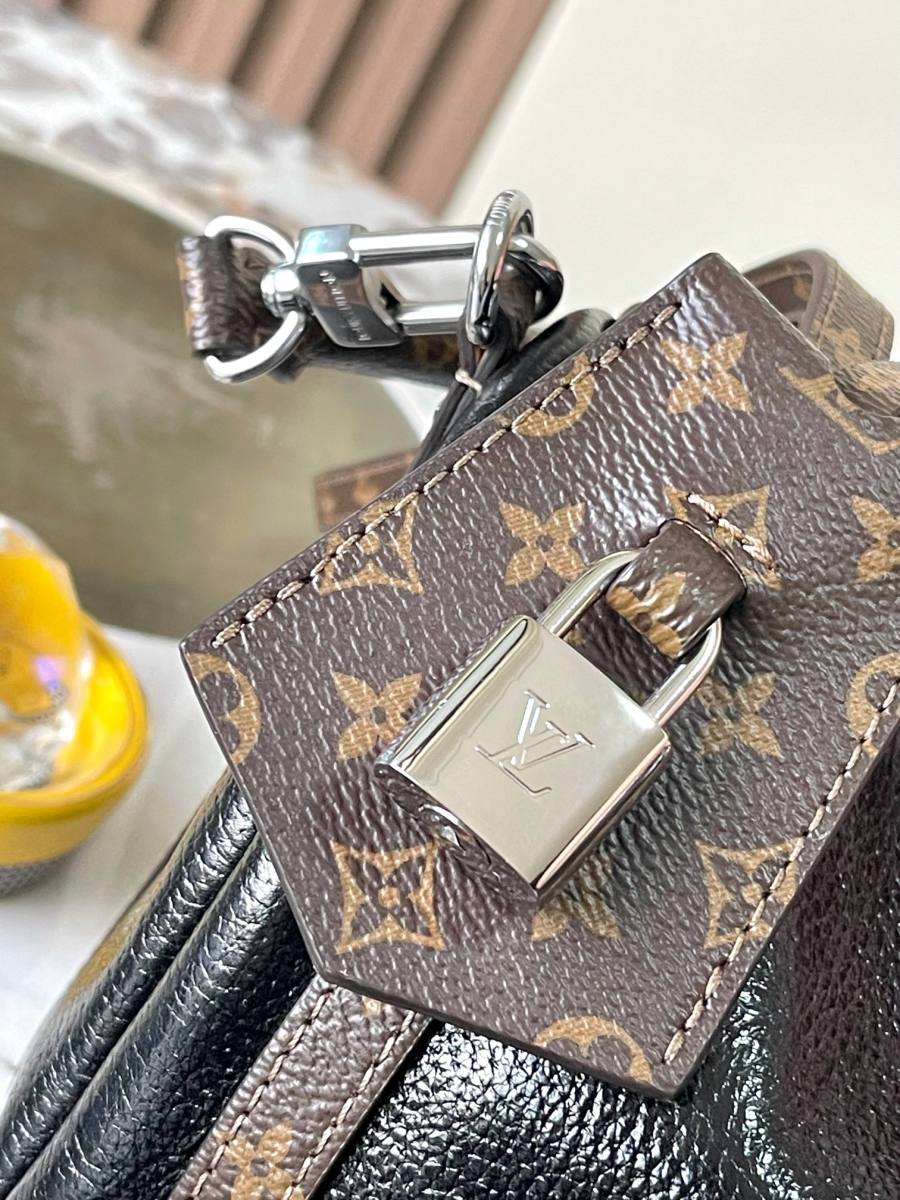 Louis Vuitton Express PM M27920 26 x 17 x 13.5 Black A139