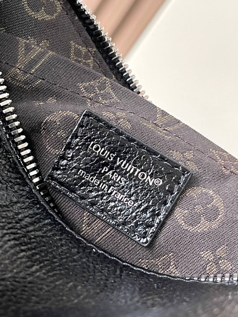 Louis Vuitton Express PM M27920 26 x 17 x 13.5 Black A139
