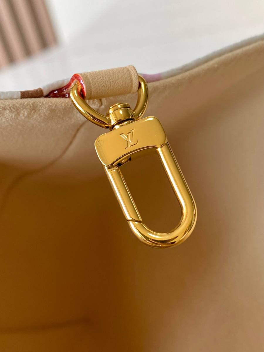 Louis Vuitton LV x TM Venice M13081 24 x 16 x 8 E528