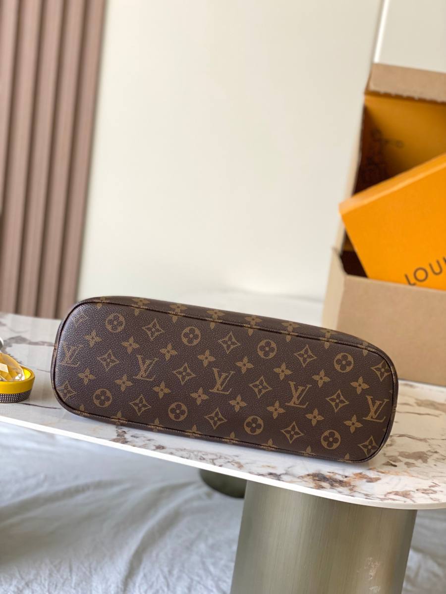 Louis Vuitton Lineup MM M27335 30 x 22 x 12 D887