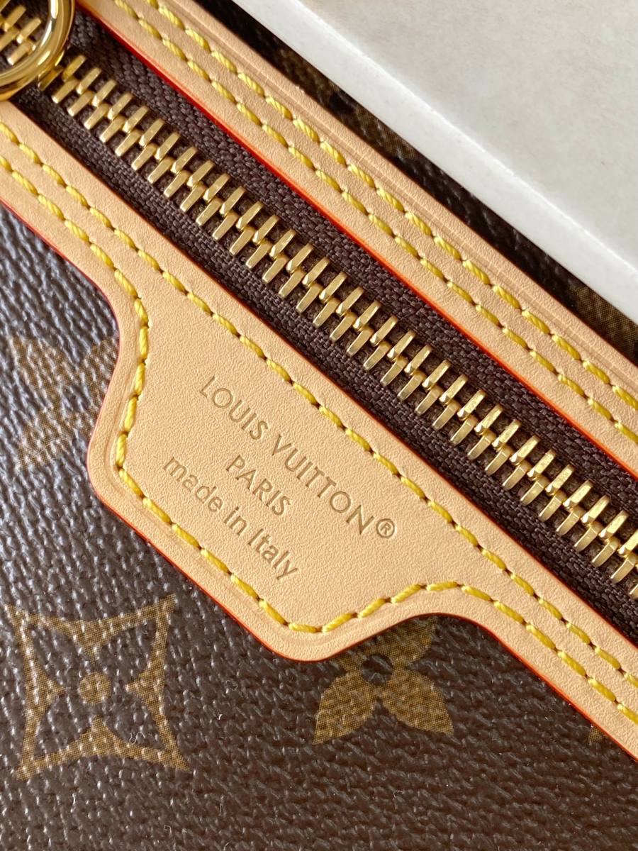 Louis Vuitton Lineup MM M27335 30 x 22 x 12 D887