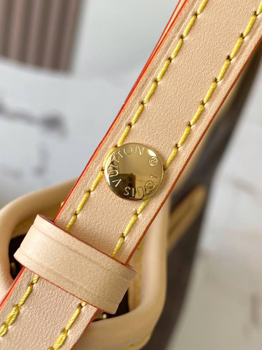 Louis Vuitton Lineup MM M27335 30 x 22 x 12 D887