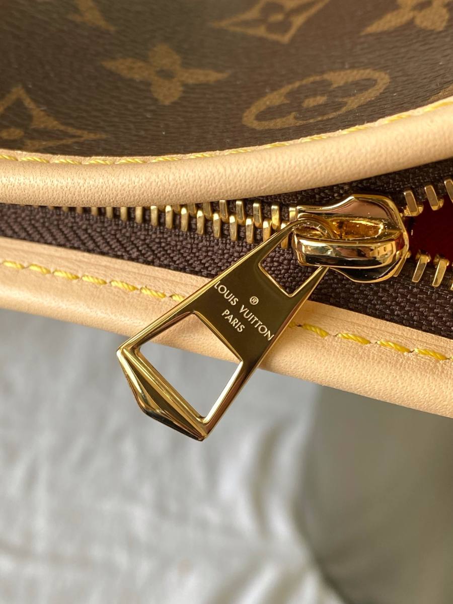 Louis Vuitton Lineup MM M27335 30 x 22 x 12 D887
